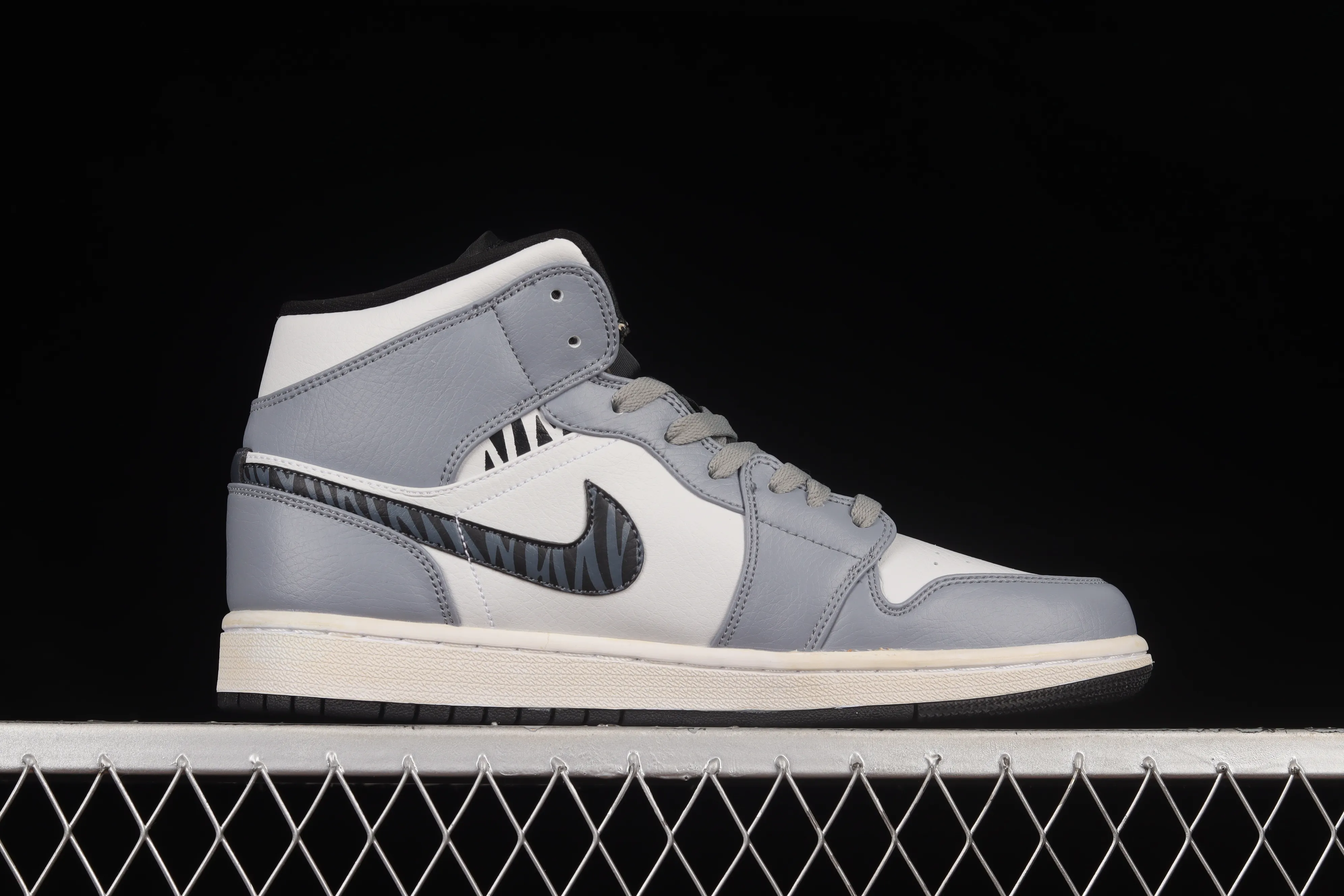 All Categories Air Jordan Jordan Series Basketball Shoes Air Jordan 1 Mid Air Jordan 1 Mid AJ1 Joe 1 Year of the Tiger Customized Chinese Basketball Shoes 554724-170
